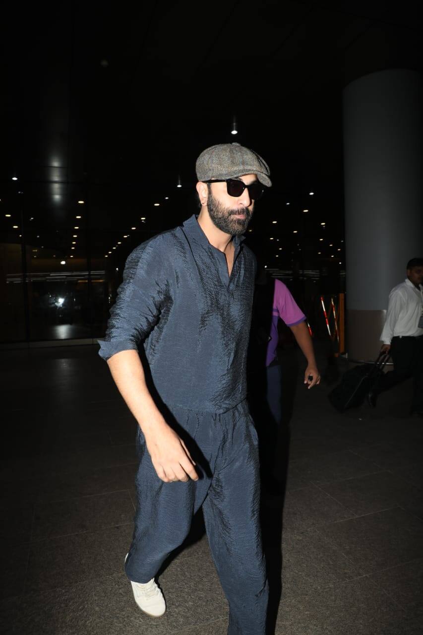 Many of his photos from Mumbai airport are going viral on social media, in which people are praising Ram of Ramayana.