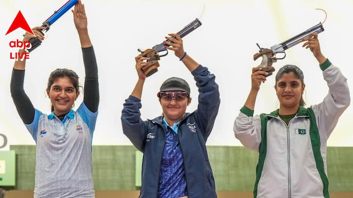 ২০০৫ সালের ১ জানুয়ারি হায়দরাবাদে জন্ম এষার। বাবা সচিন সিংহ ও মা শ্রীলতা।