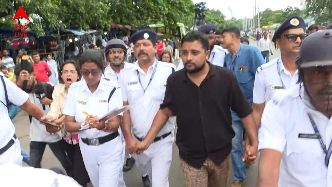 Dharmatala NEET Protest Chaos: কীভাবে তাণ্ডব? পুলিশ ভ্যান থেকে ধৃতদের একে একে নামিয়ে, খালি পায়ে হাঁটিয়ে পুনর্নির্মাণ ধর্মতলায়