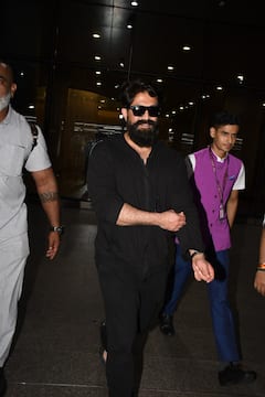 एयरपोर्ट पर स्पॉट हुए 'रामायण' के 'रावण', ऑल ब्लैक लुक में डैशिंग लगे यश, तस्वीरें वायरल