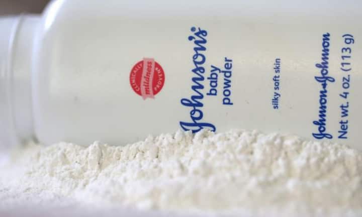 Johnson & Johnson-এর বিরুদ্ধে আমেরিকার বিভিন্ন আদালতে প্রায় ৭৬০০০ মামলা চলছিল। ৫২ হাজার ৮০০ কোটি টাকার বিনিময়ে মামলা নিষ্পত্তির যে প্রস্তাব দিয়েছে Johnson & Johnson, ৯৫ শতাংশ মামলাকারী দাবি হলেই তা কার্যকর হবে। দীর্ঘ এক দশকেরও বেশি সময় ধরে মামলায় জর্জরিত Johnson & Johnson. তিন তিন বার নিজেদের দেউলিয়া ঘোষণার চেষ্টাও করে তারা, যা শেষ পর্যন্ত সফল হয়নি।