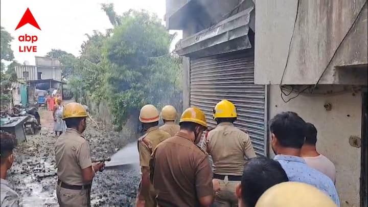 উত্তর ২৪ পরগনা: উত্তর ২৪ পরগনা জেলার নীলগঞ্জে ফের ভয়াবহ বিস্ফোরণ। কেঁপে উঠল গোটা এলাকা। বিস্ফোরণের তীব্রতা এতটাই ছিল যে নিমেষের মধ্যে ছড়িয়ে পরে আগুন। আতঙ্কিত এলাকাবাসী। ঘটনাস্থলে দমকল এসে আগুন নিয়ন্ত্রণে আনে।