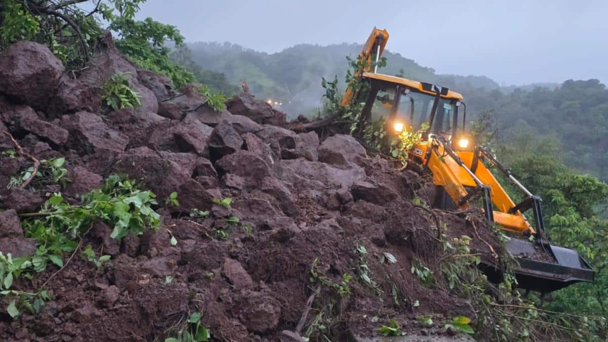 Heavy Rain Triggers Landslide At Maharashtra's Kelghar Ghat; Vehicles Stranded On Satara-Mahabaleshwar Road