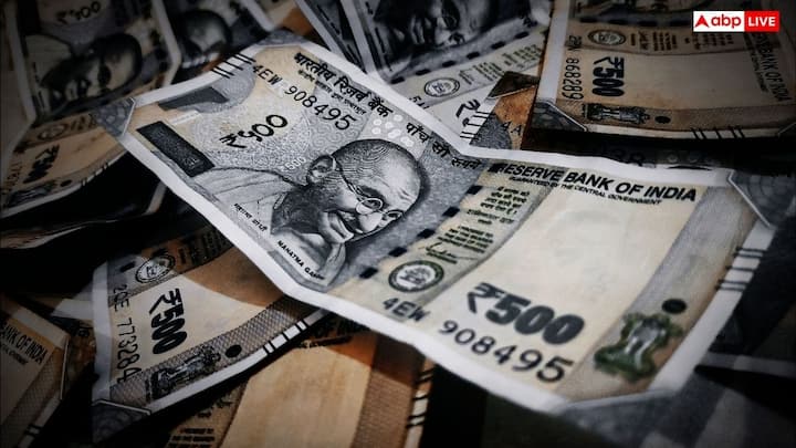 हर नोट में कई इन-बिल्ट सुरक्षा तत्व होते हैं. इनमें महात्मा गांधी वॉटरमार्क, आरबीआई और भारत लिखे हुए मैटेलिक सुरक्षा धागे, ऑप्टिकली वेरिएबल इंक और माइक्रो प्रिंटिंग शामिल हैं. इन फीचर्स की मदद से नकली नोट और असली नोट के बीच आसानी से पहचान होती है.