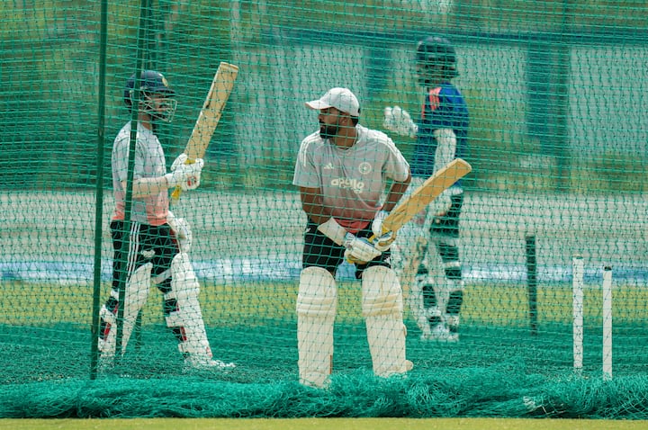 Subodh was diagnosed with oral cancer in 2014. Saransh was on tour to Australia for the Madhya Pradesh team at that time. Although he was not initially informed, they later conveyed the gist in a handwritten note to his father that he would recover quickly if he played well.