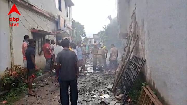 মঙ্গলবার সকাল প্রায় সাড়ে ৬টা নাগাদ ঘটনাটি ঘটেছে উত্তর ২৪ পরগনার নীলগঞ্জ পুলিশ ফাঁড়ি চত্বরে। বিস্ফোরণের ফলে ঘন কালো ধোঁয়ায় ঢেকে যায় পুরো এলাকা।