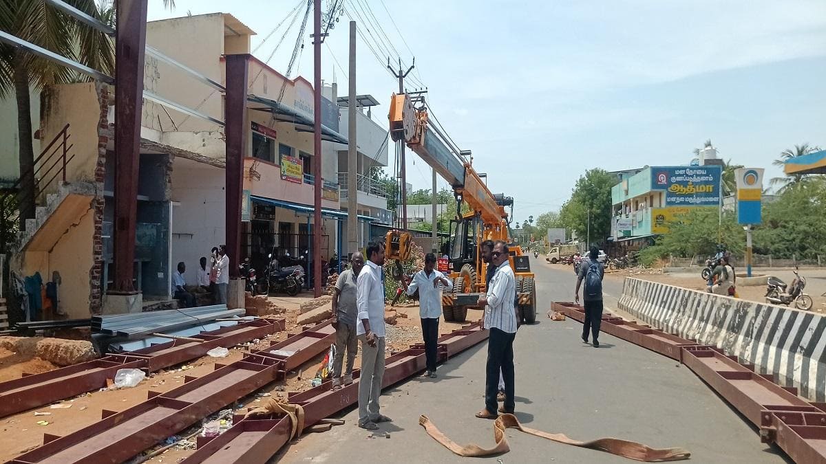வெயில், மழையிலிருந்து பயணிகளுக்கு நிரந்தர பாதுகாப்பு: பூதலூரில் உயர் மட்ட பயணிகள் நிழற்குடை அமைக்கும் பணிகள் மும்முரம்
