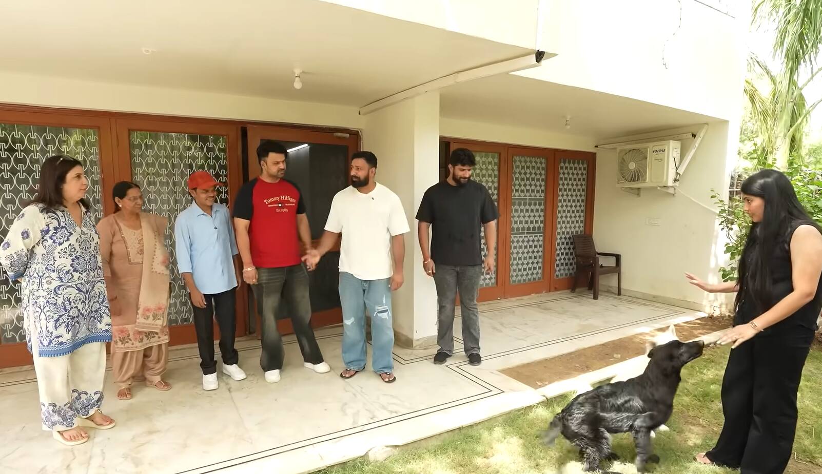Let us tell you, many social media users are seen getting angry on this video of Farah. Many people say that Rajat and his family did not greet Farah's cook.