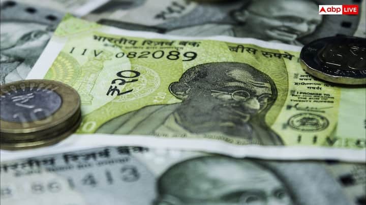 नोटबुक या फिर अखबार के उलट आरबीआई द्वारा जारी नोट लकड़ी की लुगदी के बजाय 100% कॉटन फाइबर से बनाया जाता है. कॉटन फाइबर प्राकृतिक रूप से ज्यादा मजबूत होते हैं और पानी के संपर्क में आने पर भी खराब नहीं होते. इस वजह से नोट सालों तक रोजाना इस्तेमाल के बावजूद भी ठीक रहता है.
