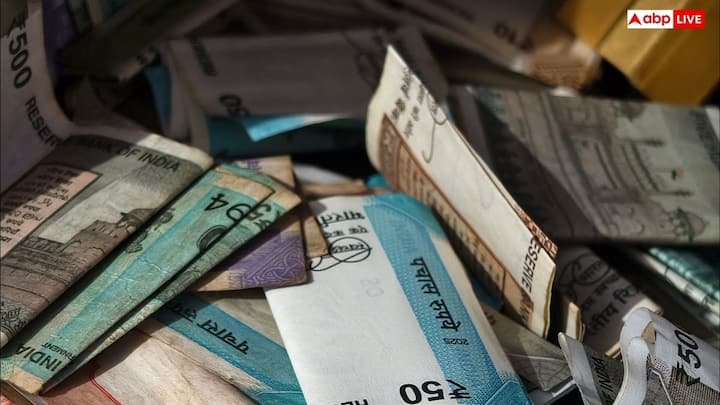 छपाई के बाद बैंक नोट की बड़ी शीट को कंप्यूटर से चलने वाली मशीनों का इस्तेमाल करके अलग-अलग नोट में काटा जाता है. छपाई में कमी, खराब सुरक्षा फीचर या फिर अलाइनमेंट की गलती का पता लगाने के लिए हर नोट की ऑटोमेटेड जांच की जाती है. सिर्फ उन्हीं नोट को बंडल किया जाता है जो क्वालिटी की सभी जांच में पास हो जाते हैं. इसके बाद उन्हें सरकुलेशन के लिए रिजर्व बैंक ऑफ इंडिया के करेंसी चेस्ट में भेजा जाता है.