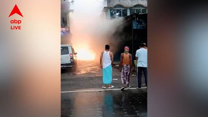জনবসতিপূর্ণ এলাকায় এ ভাবে কেন বাজি-বারুদ মজুত করে রাখা হল, উঠছে প্রশ্ন। পাশাপাশি এভাবে বাজি মজুত রাখায় পুলিশের ভূমিকা নিয়েও প্রশ্ন উঠেছে।