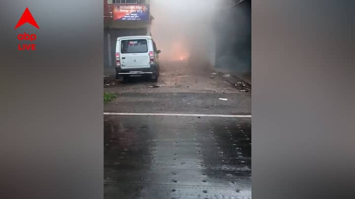 স্থানীয় সূত্রে জানা গিয়েছে, যে গোডাউনটিতে ওই বাজি রাখা হয়েছিল, তার দোতলায় একটি পরিবার বসবাস করতেন। বিস্ফোরণের শব্দে তাঁরা দ্রুত বেরিয়ে আসেন। বরাতজোরে রক্ষা পান পরিবারের সকলে।