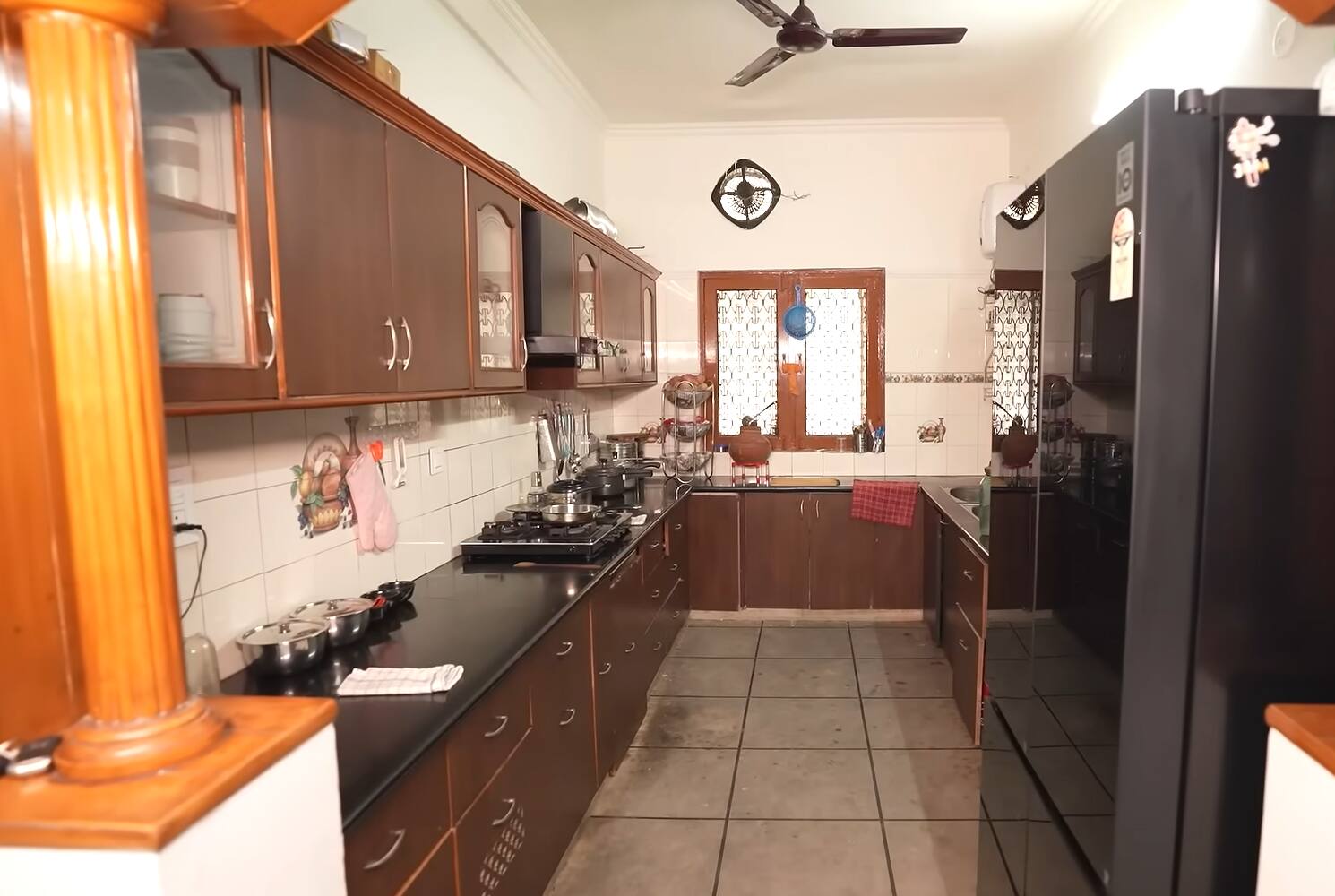 The living area and kitchen of the house are also quite luxurious. Everyone sat together and ate food.