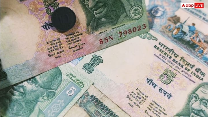 बनाने की प्रक्रिया कॉटन फाइबर को साफ करने और केमिकल ट्रीटमेंट देकर गाढ़ी लुगदी बनाने से शुरू होती है. इस लुगदी को बड़ी शीट में दबाया जाता है और पूरी तरह से सूखने से पहले कागज में वॉटर मार्क और सुरक्षा धागे जैसे फीचर्स जोड़ दिए जाते हैं.