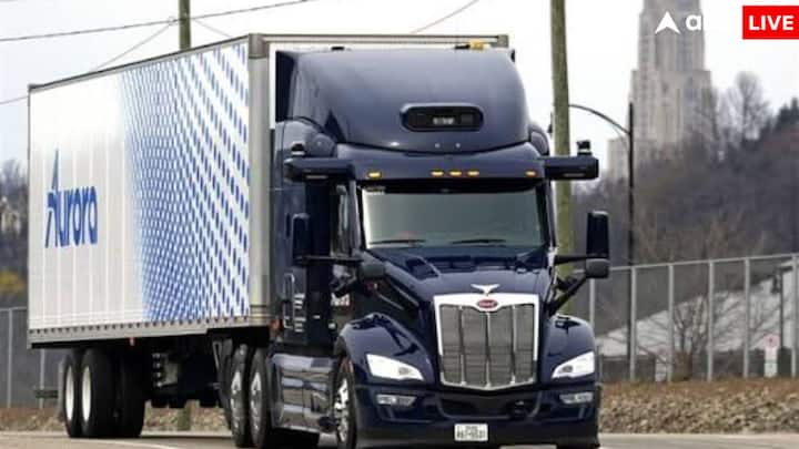 इन ट्रकों में कंपनी का खास सेल्फ-ड्राइविंग सिस्टम लगाया गया है, जिसे Aurora Driver कहा जाता है. यह सिस्टम आर्टिफिशियल इंटेलिजेंस (AI) की मदद से फैसले लेता है. जैसे कोई वाहन अचानक सामने आ जाए तो ट्रक अपनी रफ्तार कम कर सकता है, रास्ता बदल सकता है या जरूरत पड़ने पर रुक सकता है.