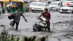 दिल्ली: भारी बारिश से जलभराव और ट्रैफिक जाम, रेड अलर्ट जारी