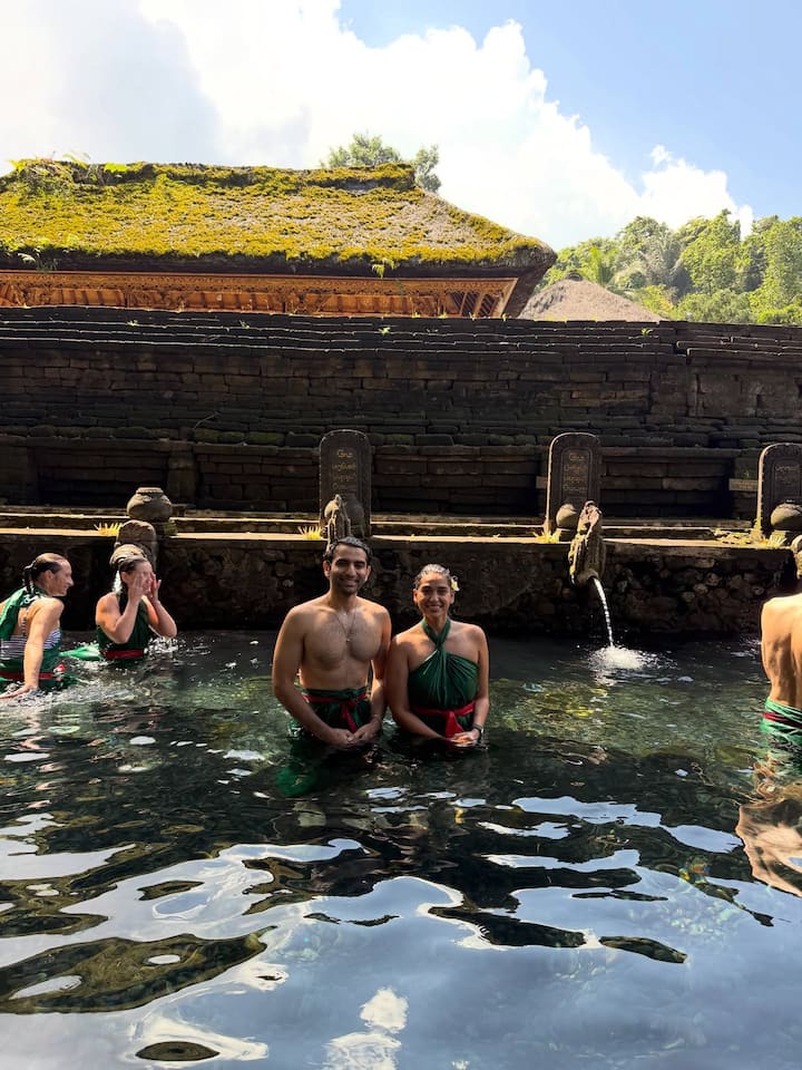 Ayushmann Sethi and Sameeksha Shetty wore green traditional attire (sarong) and took bath in the sacred pond of the temple and offered prayers.