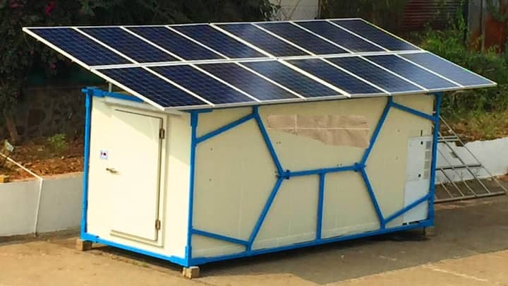खेती में बुनियादी सुधार लाने के लिए सरकार किसानों को सोलर कोल्ड रूम बनवाने या खरीदने पर भारी आर्थिक मदद दे रही है. राष्ट्रीय बागवानी मिशन और विभिन्न राज्य सरकारों की योजनाओं के तहत किसानों को इसकी कुल लागत पर 35% से लेकर 50% तक की सब्सिडी मिलती है. पहाड़ी और उत्तर-पूर्वी राज्यों में यह सब्सिडी 65% तक भी चली जाती है.