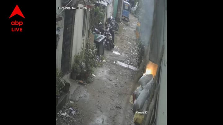 স্থানীয়দের অভিযোগ, পুলিশের উদ্ধার করা বিপজ্জনক বাজির সামগ্রীগুলো নিয়ম অনুযায়ী নিস্ক্রিয় না করে ফাঁড়ি সংলগ্ন একটি গোডাউনে রেখে দেওয়া হয়েছিল।