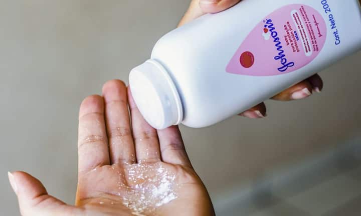 তবে Johnson & Johnson-এর পণ্য ঘিরে ভূরি ভূরি অভিযোগ থাকলেও, এখনও পর্যন্ত নিজেদের অবস্থানে অনড় তারা। সংস্থার দাবি, তাদের পণ্যে অ্যাসবেস্টস নেই, যা ক্যান্সারের জন্য় দায়ী বলে অভিযোগ উঠে আসছে বরাবর। তাহলে কেন টাকার বিনিময়ে মিটমাট করতে হচ্ছে? সংস্থার যুক্তি, অভিযোগ সম্পূর্ণ ভিত্তিহীন। কিন্তু বছরের পর বছর মামলা চালাতে প্রচুর অর্থক্ষয় হচ্ছে। তাই বিষয়টিতে ইতি টানতে চাইছে।