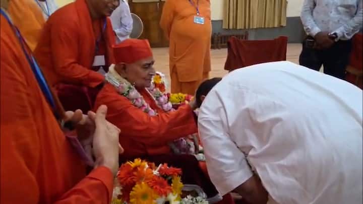 এরপরেই মহারাজ স্বামী গৌতমানন্দজীকে প্রণাম সারেন।