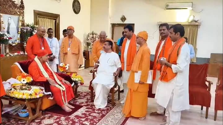 প্রেসিডেন্ট মহারাজের সঙ্গে দেখা করে তাঁকে প্রনাম করলেন মুখ্যমন্ত্রী।