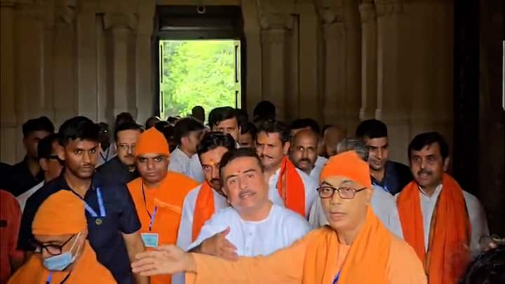 বেলুড় মঠের মূল মন্দিরে গেলেন তিনি। এরপর গেলেন মঠের প্রেসিডেন্ট মহারাজের কাছে। সেখানেই গুরুপ্রণাম সারেন শুভেন্দু।