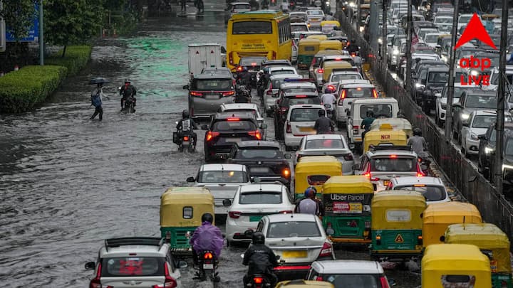 India Meteorological Department সূত্রে খবর, বুধবার ওড়িশা এবং গাঙ্গেয় পশ্চিমবঙ্গে বজায় থাকবে নিম্নচাপের প্রভাব। পূর্ব-ভারতের বিভিন্ন জায়গায় বৃষ্টিপাতের পূর্বাভাস রয়েছে। বুধবার ওড়িশা, ঝাড়খণ্ড ও ছত্তিশগড় বৃষ্টিপাতের পরিমাণ হবে সবচেয়ে বেশি, এমনটাই জানানো হচ্ছে। এর মধ্যে, ভারি থেকে অতিভারি বৃষ্টিপাতের সম্ভাবনা রয়েছে চণ্ডীগড়ে।
