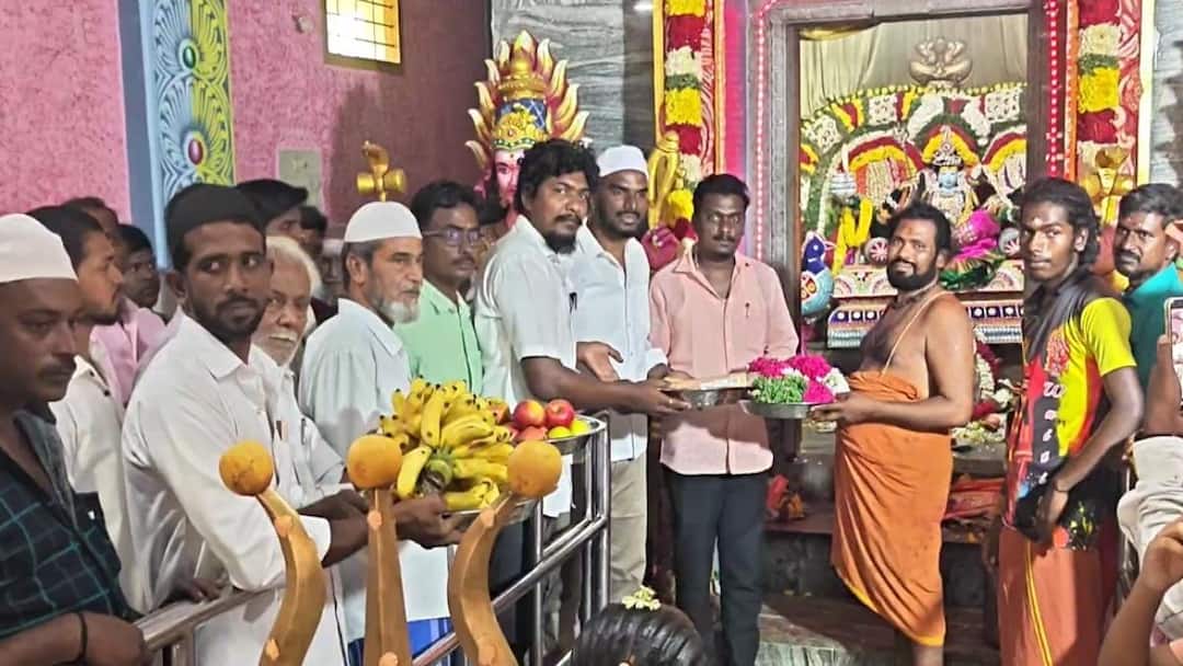 இதுதாங்க தமிழ்நாடு... மாரியம்மன் கோயில் திருவிழாவில் சீர்வரிசை கொடுத்து நெகிழவைத்த இஸ்லாமிய சகோதரர்கள்!
