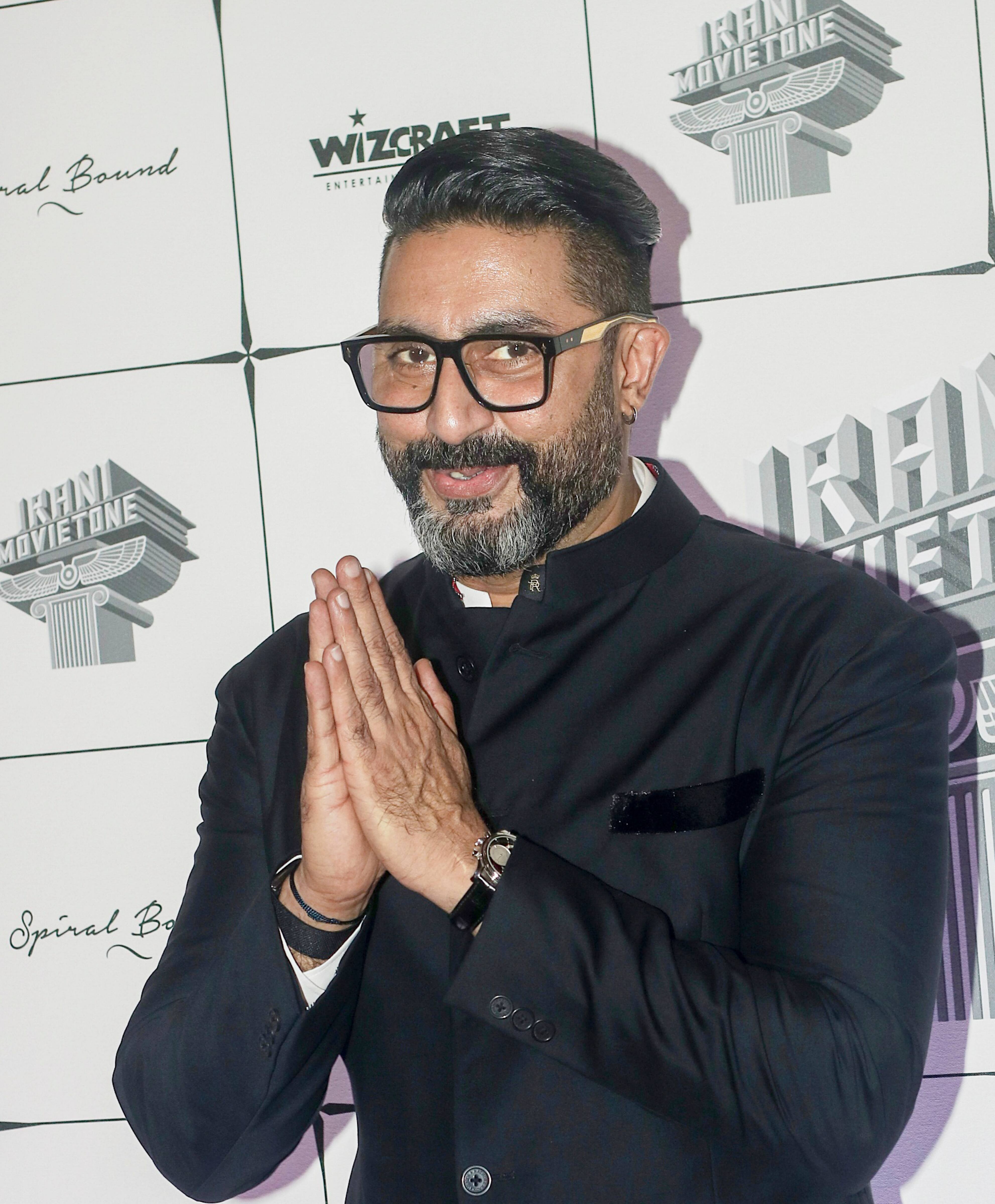 When he was asked about the shortcomings of the film, he said that there was no problem in the star cast, because at that time Abhishek and Karisma were in love with each other. However, Naseem Mukri claimed that there was a lot of chaos on the sets during the shooting of the film.