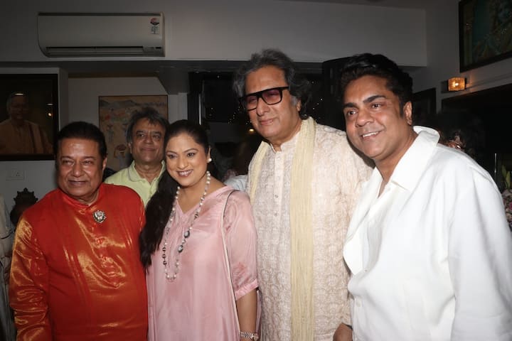 Let us tell you that Hariharan, Mika Singh, Nitin Mukesh, Sanjay Tandon, Sudesh Bhosale, Agam Kumar Nigam, Richa Sharma, Shivmani, Krishnan, Srinivasan, Anusha Srinivasan Iyer, Penaz Masani, Anveshi Jain, Kiran Joneja Sippy, Ramesh Sippy, Ankit Tiwari, Vipin Aneja, Prithvi Gandharva and many guests attended this birthday.