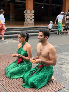 प्रसिद्ध बॉलिवूड अभिनेत्रीच्या मुलाचं लग्नाआधी शुद्धीकरण, पारंपरिक कुंडात होणाऱ्या बायकोसोबत स्नानाचा विधी, PHOTOs