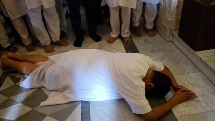 তাঁর সঙ্গে সাক্ষাতের পর মূল মন্দিরে যান শুভেন্দু অধিকারী, তারপরে যান ব্রহ্মানন্দজীর মন্দিরে।