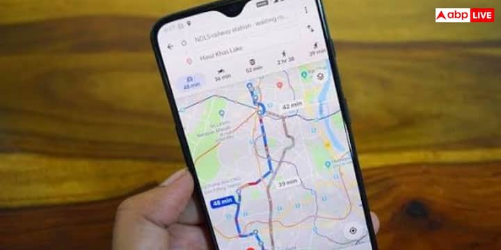 Google Maps पूरी दुनिया में इस्तेमाल किया जाने वाला नेविगेशन ऐप है. लेकिन ये ऐप नेविगेशन के दौरान GPS, इंटरनेट और स्क्रीन तीनों का एक साथ इस्तेमाल करता है जिसकी वजह से फोन की बैटरी काफी तेजी से खत्म होती है. अगर लोकेशन हमेशा ऑन रहता है तो बैकग्राउंड में भी बैटरी खर्च होती रहती है.