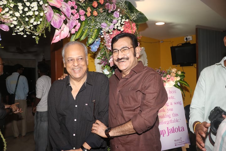 Sometimes ghazals, sometimes old retro songs, all these made Anup Jalota's birthday wonderful.