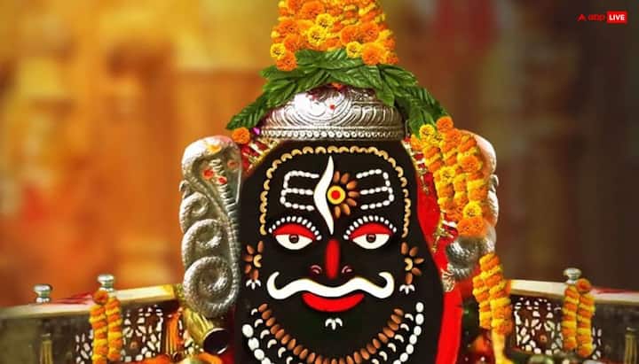 स्कंद पुराण के काशी खंड के अनुसार सावन शिव को अति प्रिय है. इस समय 12 ज्योतिर्लिंग के दर्शन करने वाले साधक ग्रहों की अशुभता से मुक्ति पाता है, मोक्ष प्राप्ति के रास्ते खुल जाते हैं, ऐसी मान्यता है.