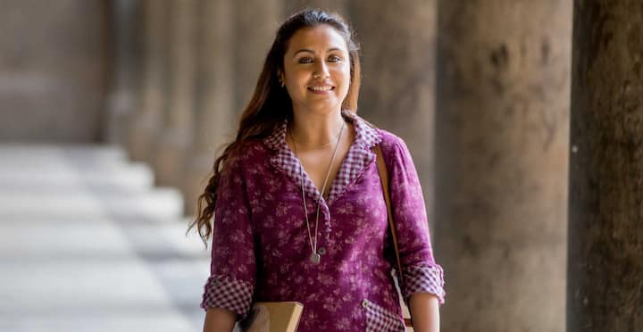रानी मुखर्जी की 'हिचकी' 2018 में रिलीज हुई थी. जिसने कई लोगों को सोचने का एक अलग नजरिया दिया. रानी ने टॉरेट सिंड्रोम से जूझती एक ऐसी टीचर का किरदार निभाया, जिन्होंने कई स्टूडेंट्स को हिम्मत दी और सफल होने में मदद की.