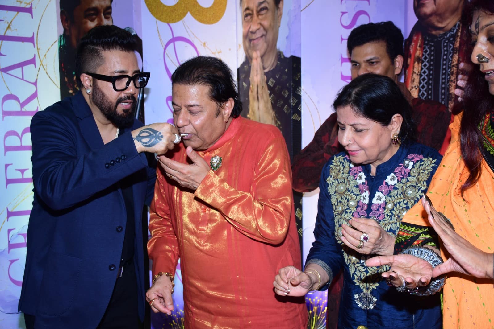 Mika Singh was seen feeding him cake lovingly, which clearly shows the bonding between them.