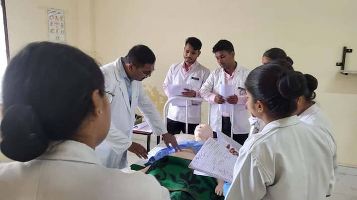 आयुष विभाग के अधिकारियों के मुताबिक इस फैसले से अनुसूचित जाति, अनुसूचित जनजाति और अन्य पिछड़ा वर्ग यानी SC, ST और OBC छात्रों की भागीदारी भी बढ़ने की उम्मीद है. विभाग का कहना है कि राज्य में यूनानी डॉक्टरों के कई पद अभी भी खाली पड़े हैं, क्योंकि इन वर्गों से योग्य उम्मीदवार अक्सर उपलब्ध नहीं हो पाते. खास बात यह है कि जो नए गैर-उर्दू भाषी छात्र इस कोर्स में दाखिला ले रहे हैं, उनमें ज्यादातर इन्हीं समुदायों से आते हैं. ऐसे में हिंदी किताबें आने से इन छात्रों की पढ़ाई आसान होगी, जिससे आगे चलकर खाली पड़े डॉक्टरों के पद भरने में भी मदद मिल सकती है.