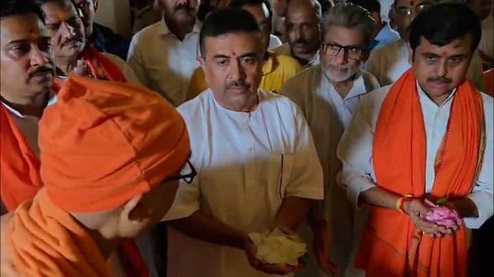 বেলুড় মঠের ভিতরে ঢুকেই ডান হাতে যে কার্যালয় রয়েছে, সেখানে সেক্রেটারি মহারাজ সুবিদানন্দজি বসেন। সেখান যান মুখ্যমন্ত্রী।