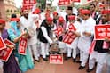 चढ़ावा चोर...गद्दी छोड़, संसद परिसर में सपा सांसदों का प्रदर्शन