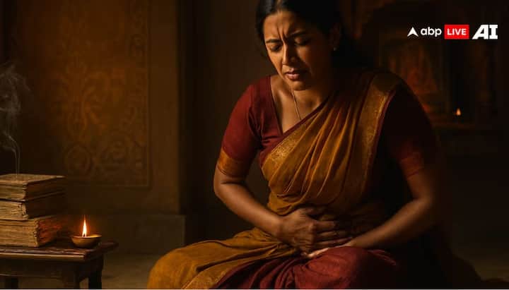 आपने सावन सोमवार या सोलह सोमवार व्रत का संकल्प पहले से लिया है और व्रत शुरु करने के बाद उसी दिन मासिक धर्म शुरू हो जाए, तो सामान्य धार्मिक मान्यता के अनुसार व्रत को बीच में नहीं छोड़ना उचित नहीं है.