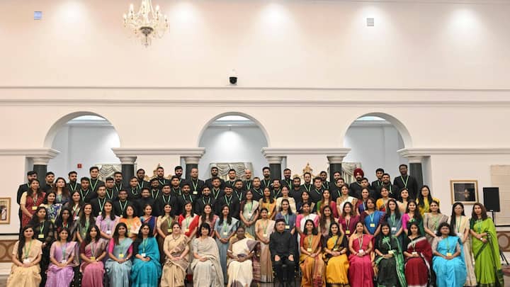 ग्रामीणों के अनुसार 1972 में इस गांव के रहने वाले केएल मीणा का चयन इंटेलिजेंस ब्यूरो में सब इंस्पेक्टर के रूप में हुआ था. इस दौरान गांव में हुई एक चोरी की जांच के दौरान पुलिस के व्यवहार से ग्रामीण काफी आहत हुए. इसके बाद केएल मीणा ने यूपीएससी परीक्षा दी और पहले ही प्रयास में सफल होकर शेखावाटी क्षेत्र के पहले आईएएस अधिकारी बने. उनकी सफलता ने पूरे गांव की सोच बदल दी. इसके बाद शिक्षा और सरकारी सेवा गांव की नई पहचान बन गई. आज स्थिति यह है कि परिवार अपने बच्चों की पढ़ाई और प्रतियोगी परीक्षाओं की तैयारी के लिए आर्थिक कठिनाइयों के बावजूद हर संभव प्रयास करते हैं.