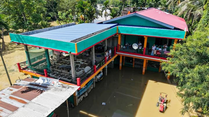 IMD-র পূর্বাভাস অনুযায়ী, ৩০ জুলাই থেকে ১ অগাস্টের মধ্যে অসম, অরুণাচল প্রদেশ ও নাগাল্যান্ডের বিভিন্ন এলাকায় বজ্রপাত ও ঝোড়ো হাওয়াসহ ভারী থেকে অতি ভারী বৃষ্টিপাতের সম্ভাবনা রয়েছে। আর এর ফলে হড়পা বান ও ভূমিধসের আশঙ্কাও রয়েছে। নতুন করে বন্যা পরিস্থিতির অবনতিও হতে পারে।