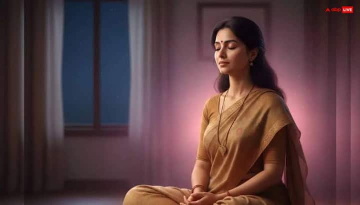 सावन सोमवार व्रत में मूर्ति स्पर्श की मनाही है लेकिन मानसिक पूजा जरुर कर सकती है. शास्त्रों में मानस पूजा को अधिक महत्व दिया गया है. इसमें मंत्र जाप, ध्यान कर सकते हैं.
