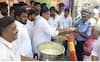 மதுரையில் வெளுத்து வாங்கும் வெயில்... நீர் மோர் பந்தலோடு புளியோதரையும் வழங்கப்பட்ட சுவாரஸ்யம் !