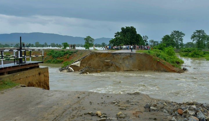 বুধবার কেন্দ্রীয় স্বরাষ্ট্রমন্ত্রী অমিত শাহ অসমের মুখ্যমন্ত্রী হিমন্ত বিশ্ব শর্মাকে ফোন করে বন্যা পরিস্থিতির খোঁজখবর নিয়েছিলেন। গত এস সপ্তাহের মধ্যে এই নিয়ে দ্বিতীয়বার মুখ্যমন্ত্রীকে ফোন করলেন অমিত শাহ। ত্রাণ ও পুনর্বাসন কাজের জন্য কেন্দ্রের পক্ষ থেকে সব ধরনের সহায়তার আশ্বাস দিয়েছেন তিনি।