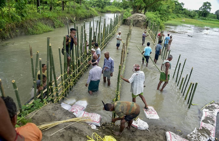 এদিকে, আজ অসমের রাজ্যপাল লক্ষ্মণ প্রসাদ আচার্য শিবসাগর, চড়াইদেও ও জোরহাট জেলার বন্যাদুর্গত এলাকাগুলি আকাশপথে ঘুরে দেখেন। ক্ষয়ক্ষতির পরিমাণ খতিয়ে দেখেন তিনি। ত্রাণ ও উদ্ধারকাজ পর্যালোচনা করেন তিনি