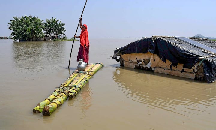 অসমের মুখ্যমন্ত্রী হিমন্ত বিশ্ব শর্মা বৃহস্পতিবার জানান, বন্যাত্রাণ ও পুনর্বাসনের জন্য কেন্দ্রীয় সরকারের কাছে বিশেষ প্যাকেজ চাওয়া হয়েছে। আপার অসমের বন্যা কবলিত জেলায় কেন্দ্রীয় আন্তঃমন্ত্রকের একটি টিম বন্যা পরিস্থিতি খতিয়ে দেখে। সেই টিমের কাছে এই মর্মে দাবি জানানো হয়েছে বলে মুখ্যমন্ত্রী জানান।