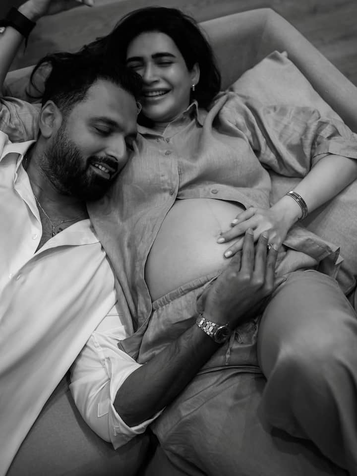 पहली ही मुलाकात में करिश्मा तन्ना और वरुण बंगेरा के बीच अच्छी बॉन्डिंग बन गई. धीरे-धीरे दोनों की दोस्ती प्यार में बदल गई.